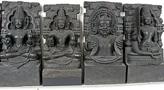 Navagraha-Skulpturen aus dem Sonnentempel von Konark (British Museum). Von links nach rechts: Surya, Chandra, Mangala, Budha, Brihaspati, Shukra, Shani, Rahu, Ketu.