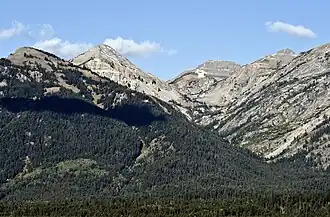 Der Open Canyon mit dem Mount Hunt in der Bildmitte links. Rechts daneben, durch eine Scharte getrennt, Peak 10905 und Peak 10988. Am rechten Bildrand ist die Südflanke des Prospectors Mountain zu sehen