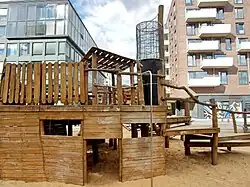 Piratenschiff aus Holz mit Ausguck