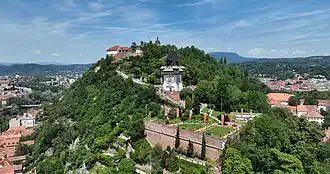 Schloßberg mit dem Uhrturm, dem Wahrzeichen von Graz, und der Bürgerbastei im Vordergrund