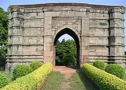 Torbau der Baraduari-Masjid