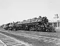 5000 neben einer älteren Mogul-Lokomotive (November 1930)
