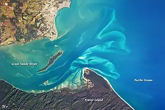 Die Great Sandy Strait aus dem Weltall (Westen ist oben)