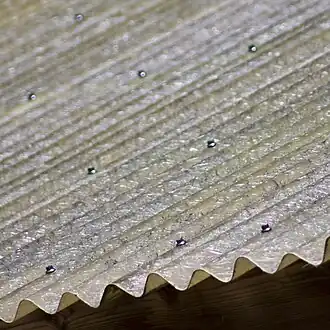 Eine abgewitterte Wellplatte aus glasfaserverstärktem Kunststoff