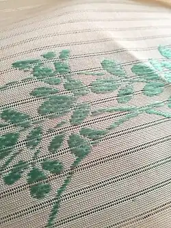 Ro-Gewebe mit Stickerei