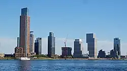 Blick über den East River zum Wohnturm am 14. September 2023 (links)