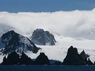Der Ljutiza-Nunatak (Mitte hinten) mit dem St. Kiprian Peak (links) und dem Fort Point (Vordergrund)