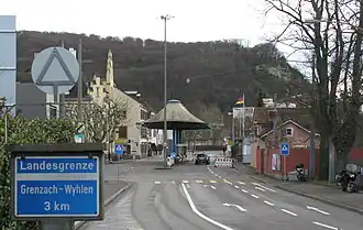 Grenzübergang am Grenzacher Horn mit dem Felsen rechts im Hintergrund