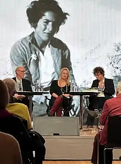 Drei Personen auf dem Podium des Münchner Literaturhauses sprechen über den Roman von Grete Weil