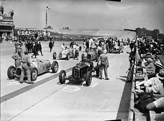 Startaufstellung zum französischen Grand Prix 1932, auf Startplatz „6“ der Tipo B, daneben ein Auto Union Typ A