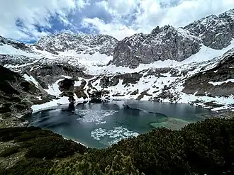 Griesspitzen (links der Bildmitte) über dem Drachensee