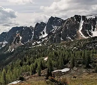 Nordansicht des Grimface Mountain (Mitte)