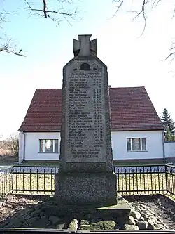 Krieger­denkmal für die Ge­fall­enen des Ers­ten Welt­kriegs (1914–1918) auf der Dor­faue