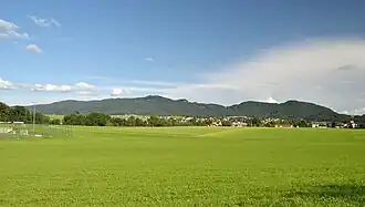 Der Kamm der Großen Plaike (Mitte) über Henndorf, rechts der Zifanken