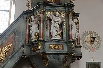 Skulpturen an Kanzel