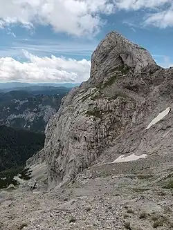 Großer Beilstein von Nordosten mit östlichem Höhlenportal