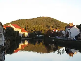 Großer Leuchtberg mit Eschweger Bismarckturm von Westnordwesten, gesehen von einer Werrabrücke in Eschwege