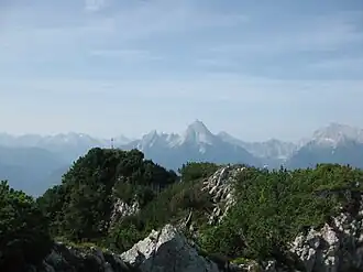 Blick von Norden auf den Großen Rauhenkopf. Im Hintergrund mittig der Watzmann.