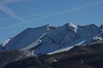 In Bildmitte links der Felskegel des Hocharn, rechts davon schneebedeckt in der Sonne der Krumlkeeskopf von Norden