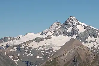 Blick von Südosten auf Gramul, Schneewinkelkopf, Romariswandkopf, Glocknerwand und Großglockner (von links nach rechts). Im Vordergrund die Lange Wand.