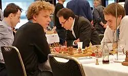 Großmeistertreffen zur Bundesliga-Finalrunde – von links: Ernesto Inarkiew, Viktor Láznička, Péter Lékó, Matthias Blübaum