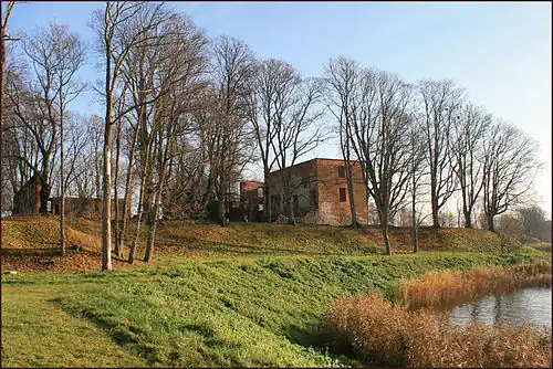 Burg Grobin von der Westseite (2011)