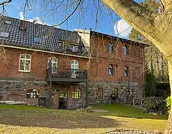 Rückseite der Gronenberger Mühle nach dem Wiederaufbau von 1919, rechts die Brücke über das Mühlenfließ mit der Gösebek