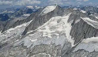 Großer Möseler (mittig) von Südwesten (Gletscherstand Juli 2022) mit Furtschaglkees (links) und Schlegeiskees (mittig bis rechtes), rechts im Hintergrund der Turnerkamp, links hinten die Reichenspitzgruppe