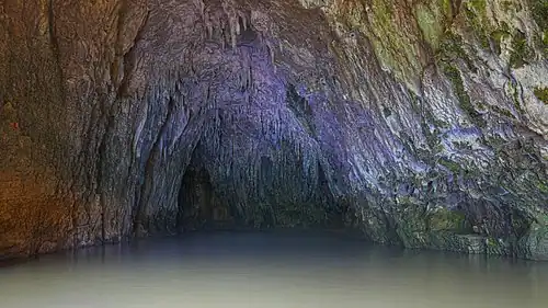 Grotte de Gournier über den Lac de Gournier vom Höhleneingang aus gesehen