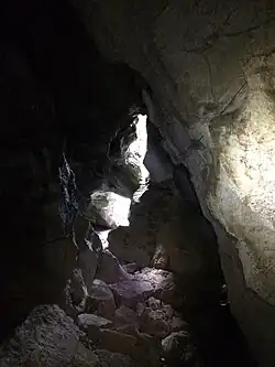  Galerie beim Eingangsbereich der Höhle