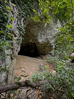 Mauerreste am Höhleneingang zeugen von der einstigen Nutzung als Ziegenstall