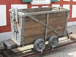 Grubenhunt der Kettenbahn (Fossilien- und Heimatmuseum Messel) und die Zugkette der Kettenbahn, ausgestellt im Besucherzentrum der Welterbestätte Grube Messel