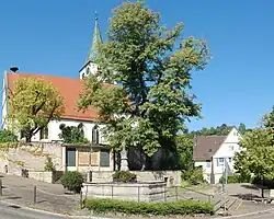 Kirche mit Wehrmauer