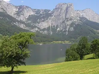 Blick auf den Grundlsee mit Backenstein (Mitte), Reichenstein (rechts)