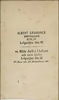 Rückseite einer Fotografie von Albert Grundner mit der Atelier-Adresse Leipziger Str. 67
