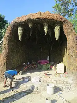 Gruta de Bedois, hinter der Kirche Santa Teresinha