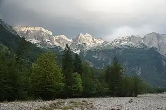 von links: Grykat e Hapëta, Maja e Brijasit (2529 m ü. A.) und Maja e Zhaporës (2561 m ü. A.) von Norden