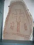 Runenstein in der Torsåker kyrka (um 1000)