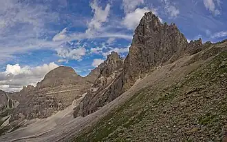 Gschnitzer Tribulaun (links), Ansicht von unterhalb des Sandesjöchls