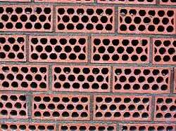 Löcher in Mauerziegeln