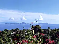 Îles des Saintes von Basse-Terre aus; links Terre-de-Haut, rechts Terre-de-Bas