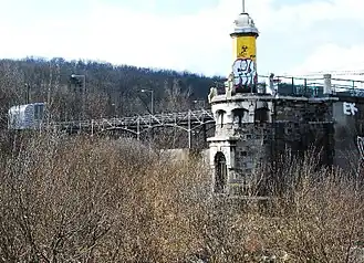 Turmgeschmücktes Endbauwerk