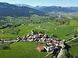 Blick auf Guggisberg. Unten mit dem hellen Dach der Linden-Hof, wo Vreneli gelebt haben soll
