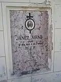 Grabstein von Janez Sirnik in der Friedhofskapelle mit slowenischer Inschrift