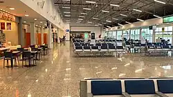 Blick in eine Wartehalle eines Flughafens