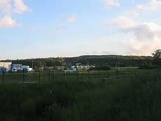 Der Reesberg mit der Einfahrt zur Deponie. Davor das interkommunale Gewerbegebiet Oberbehme.