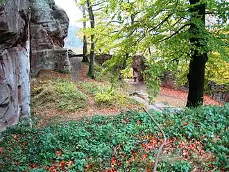 Hof der ruinösen Burg Guttenberg auf dem Schlossberg