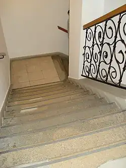 Mit bläulichen Einsprengungen