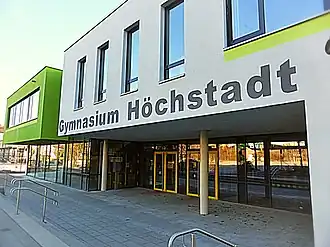 Haupteingang des Nordbaus des Gymnasiums Höchstadt