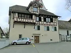 Im Pfarrhaus Zürich-Höngg wohnte Grossvater Andreas Pestalozzi († 1769), der ihm früh die Liebe für Jugend und Volk vermittelte